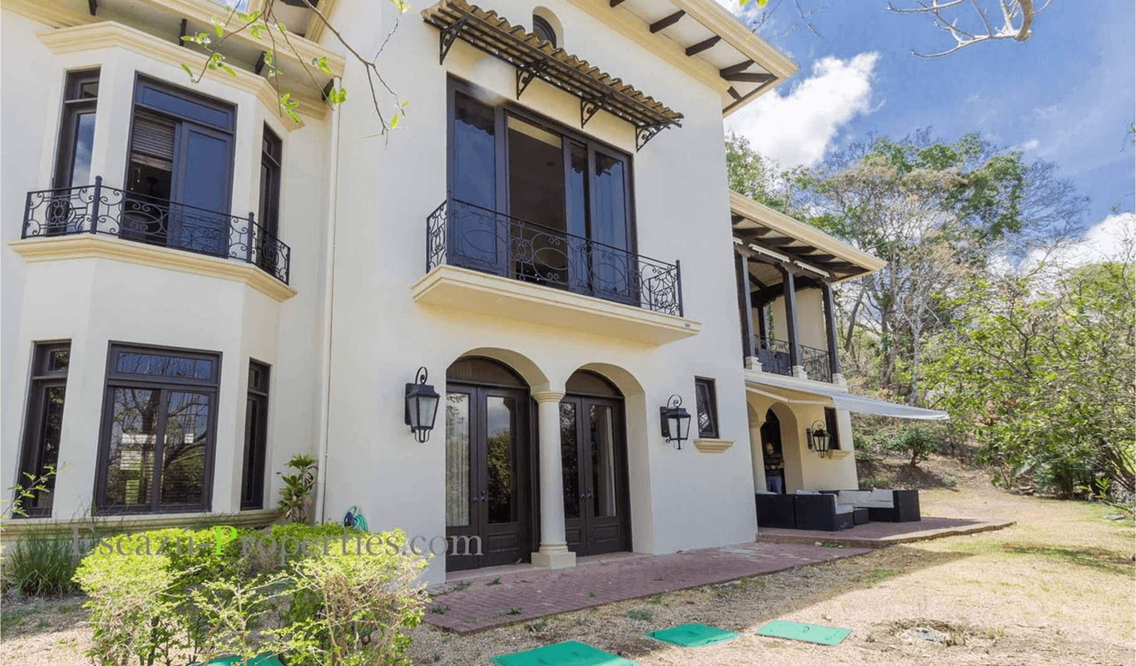 Escazú apartment front view